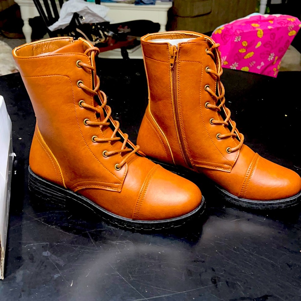 Size 8 wild Diva lounge ankle high boots